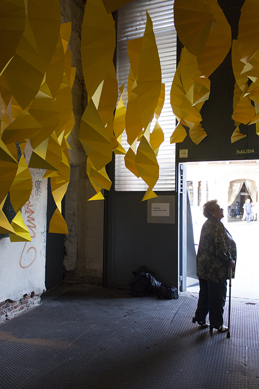 Yellow Paper Dance: Instalación de Miura-Ori en Naves del Matadero