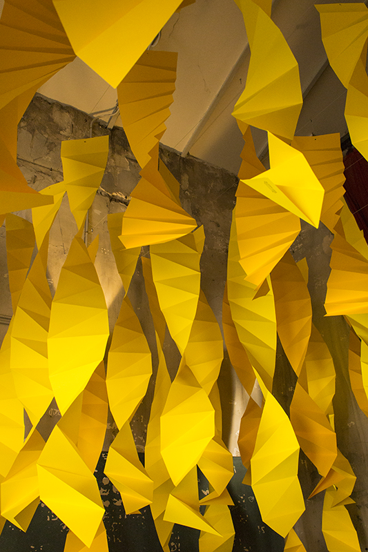 Yellow Paper Dance: Instalación de Miura-Ori en Naves del Matadero