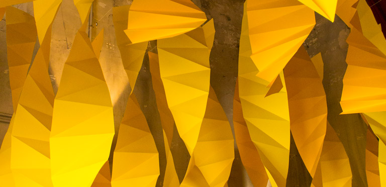Yellow Paper Dance: Instalación de Miura-Ori en Naves del Matadero