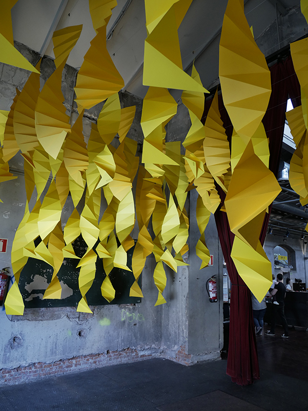 Yellow Paper Dance: Instalación de Miura-Ori en Naves del Matadero