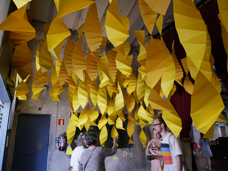 Yellow Paper Dance: Instalación de Miura-Ori en Naves del Matadero