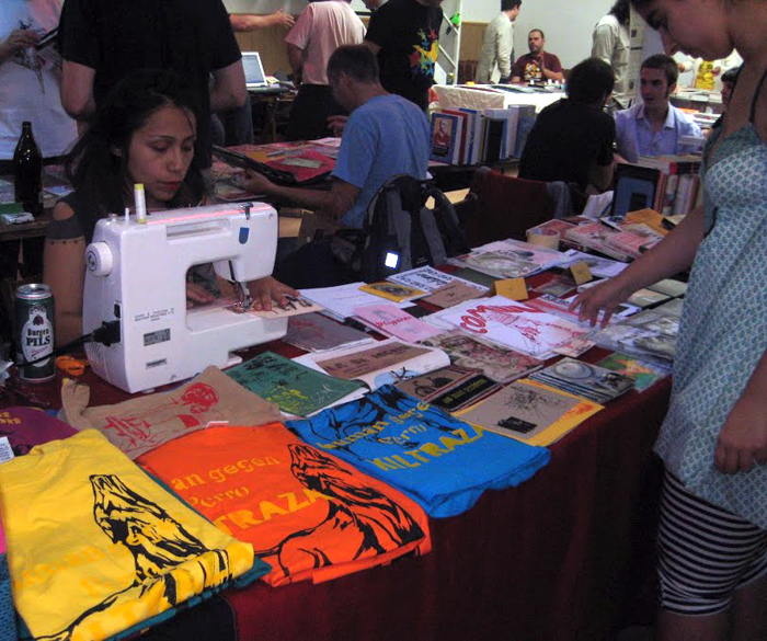 Pequeña feria de publicaciones en Caravanchel