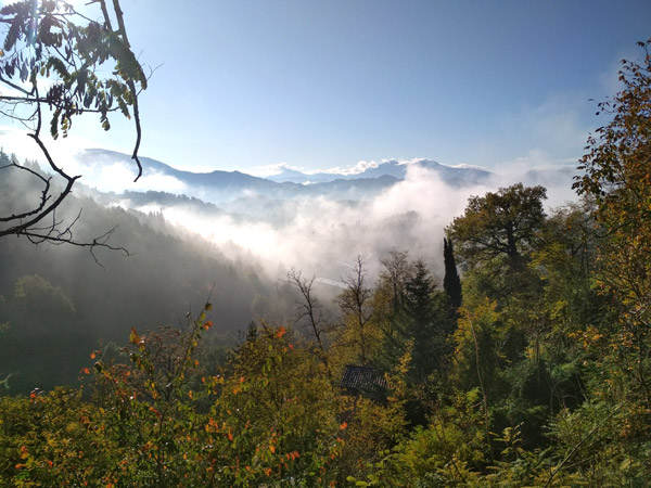 Vistas de las montañas de Urbino una mañana despejada